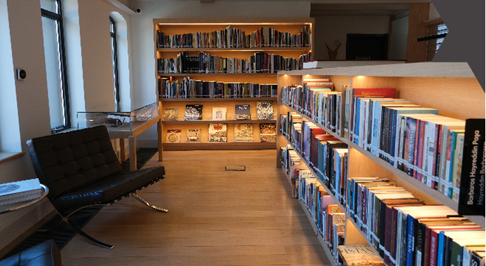 <p><strong>Reading </strong></p>
<p><strong>Room<br /></strong></p>