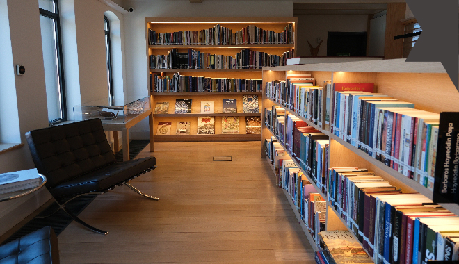 <p><strong>Reading </strong></p>
<p><strong>Room<br /></strong></p>
