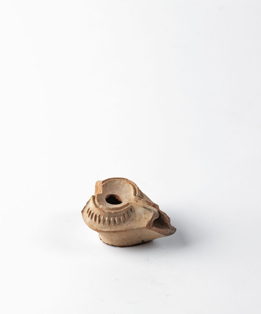 Triangle-shaped oil lamp