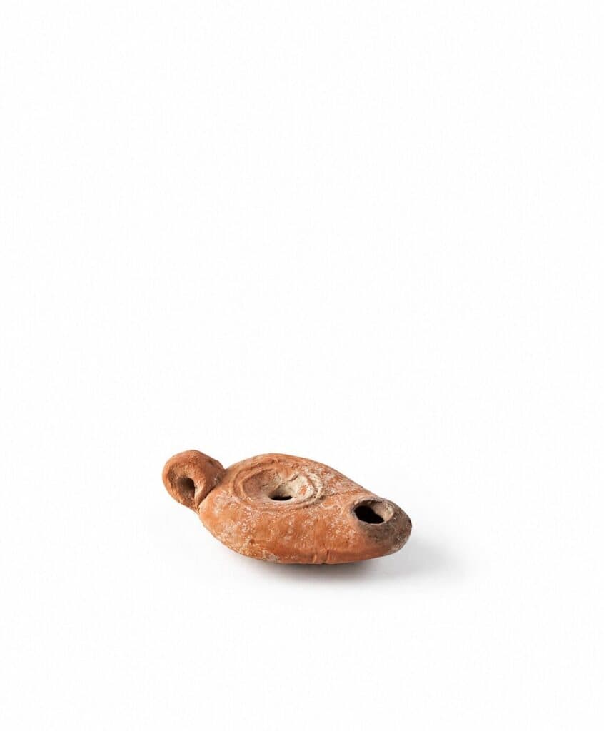 Oval-shaped oil lamp