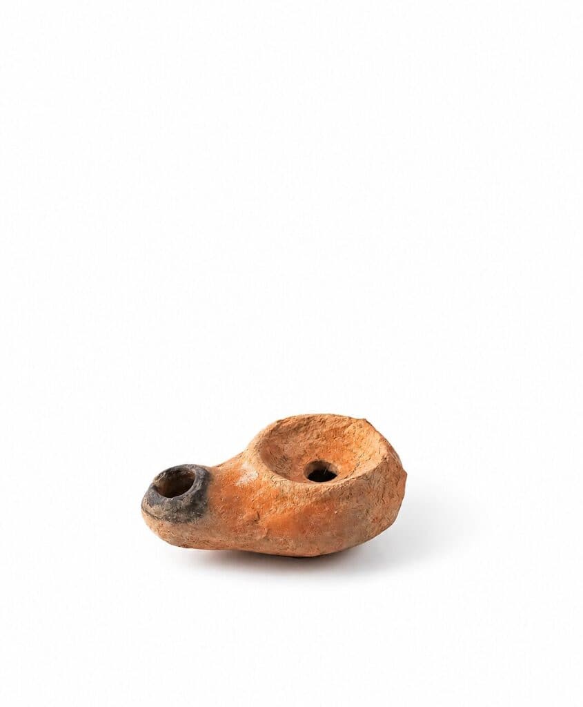 Oval-shaped oil lamp